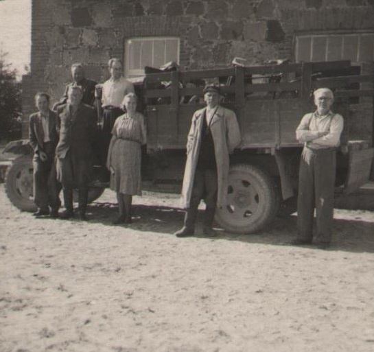 Vajangu Võitööstuse esisel veoauto ees seisavad töötajad