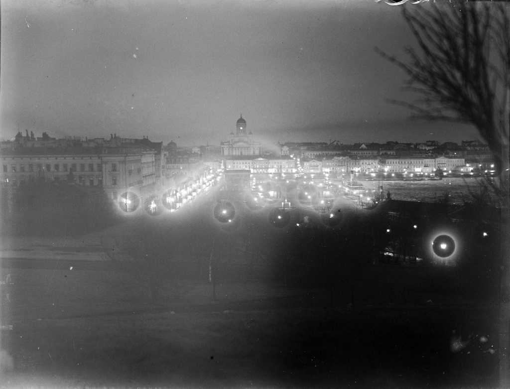 Vy från Observatorieberget mot domkyrkan i kvällsbelysning. (1890-1910)