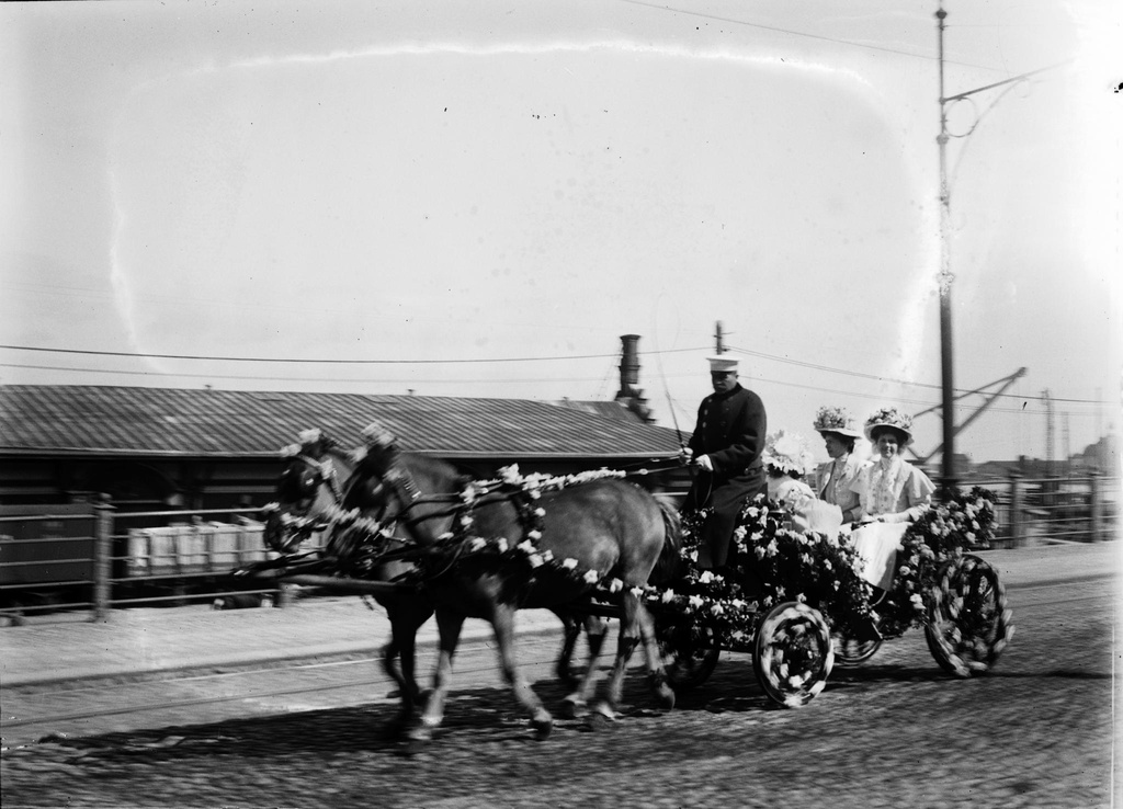 Blomsterprydd hästskjuts med tre damer i hatt. (1890-1910)