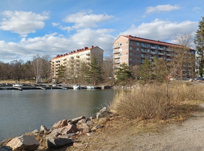 Oikealla Pohjoinen Hesperiankatu 37, vasemmalla Merikannontie 3 (ent. Läntinen Rantatie). rephoto