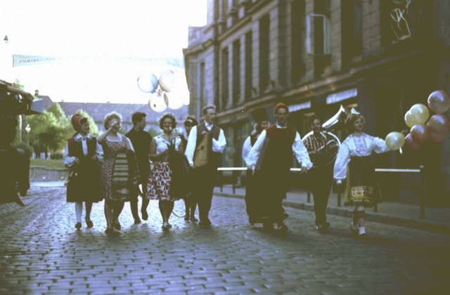 16. Üldlaulupidu. Laulupeolised Tallinna tänavail.