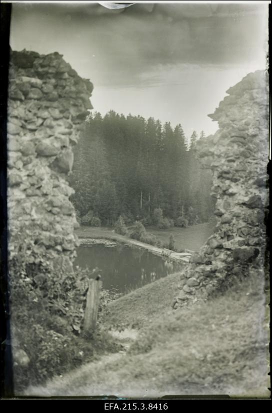 Vaade Karksi lossimäelt alla Karksi ürgorgu.