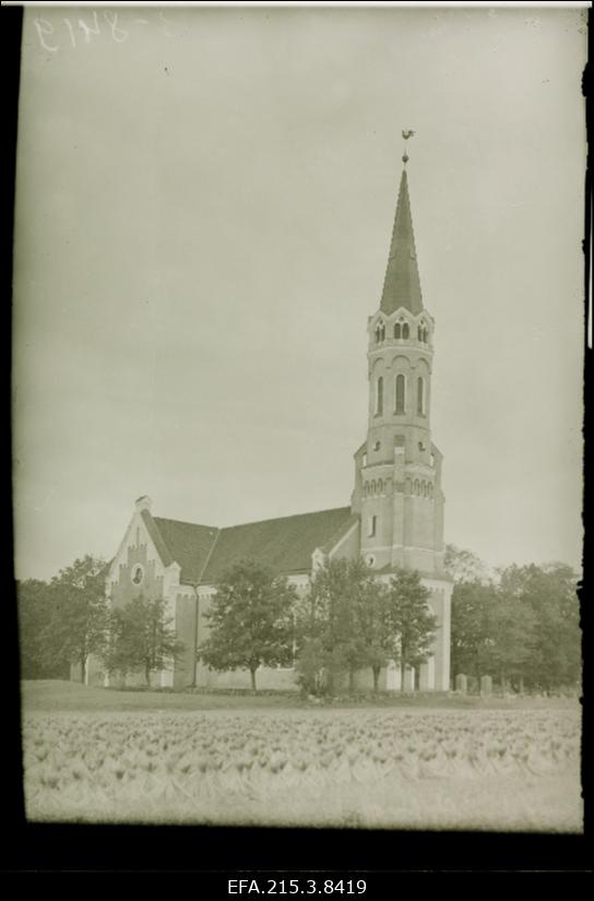 Halliste kirik Pärnumaal.