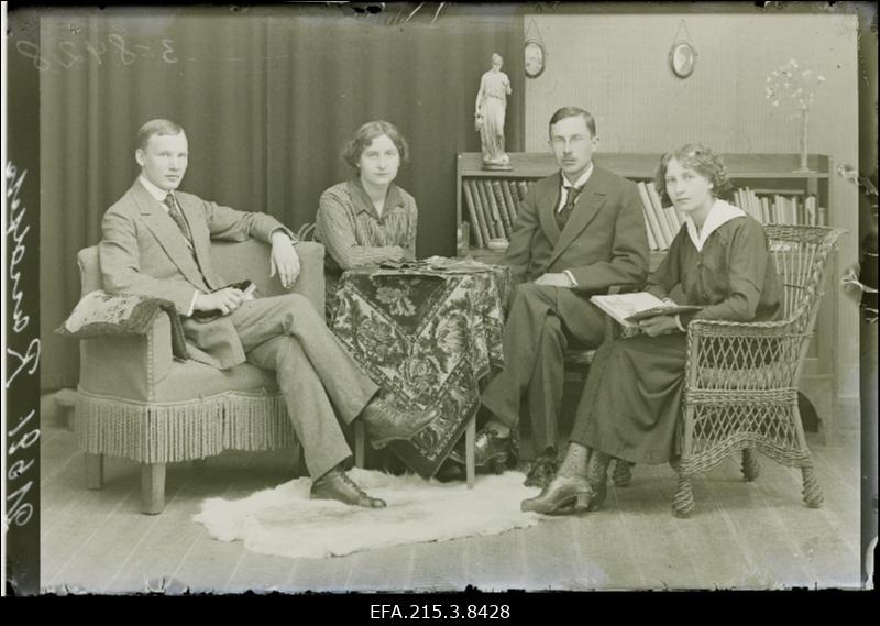 Kirjanik Hugo Raudsepp (Milli Mallikas) (paremalt 2.) tuttavate keskel.