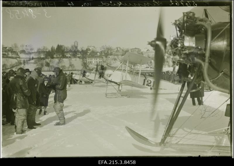 Lennunduse populariseerimise aktsioonist osavõtnud lennukid ja lendurid Viljandi järve jääl.