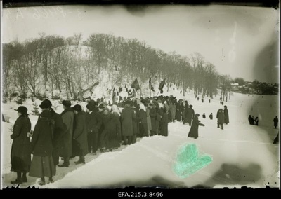 Inimesed Huntaugul 1905. a revolutsiooniohvrite ühishaual.  similar photo