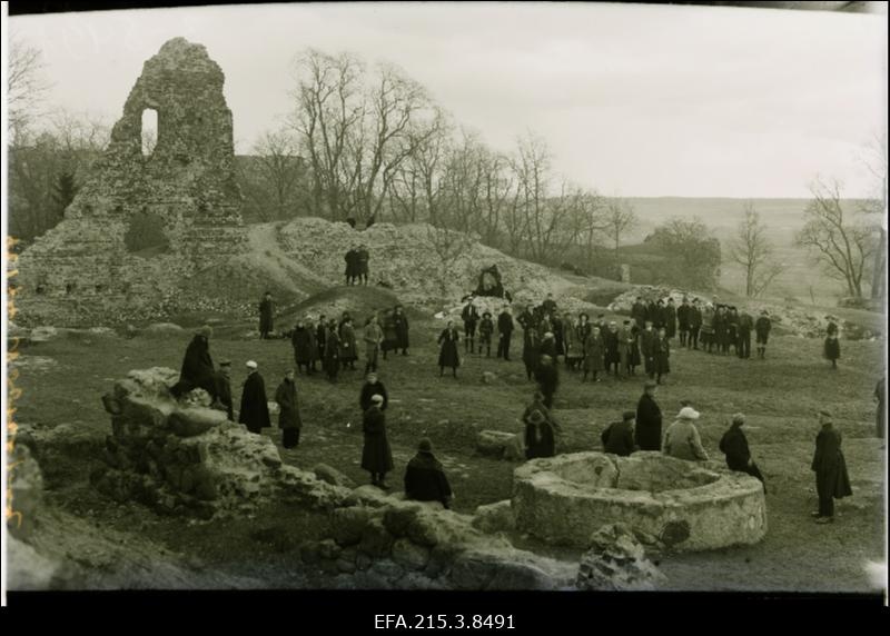 Noorseppade organisatsiooni liikmeid Viljandi lossivaremetes jalutamas.