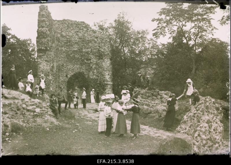 Sõjapäevil organiseeritud nn Tatjana komitee (Vene tsaari Nikolai II tütre suurvürstinna Tatjana patronaaži all tegutsenud sõja läbi kannatanutele ajutise abi andmise organisatsioon) märkide müümine Viljandi lossivaremetes.