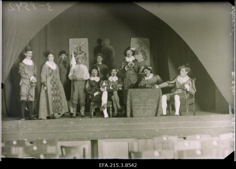 Stseen Tasuja lavastusest Viljandi teatris Ugala.