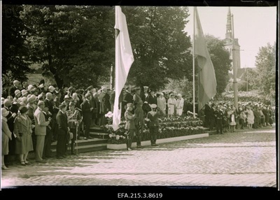 Rootsi kuningas Gustav V koos Eesti riigitegelastega tribüünil.  similar photo