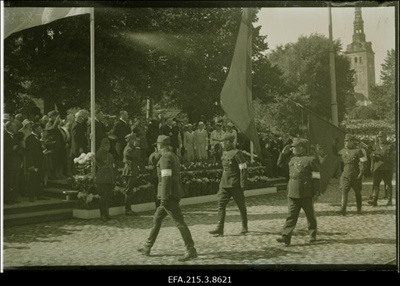 Kaitseliidu esindajad Rootsi kuningas Gustav V tervitamas.  similar photo