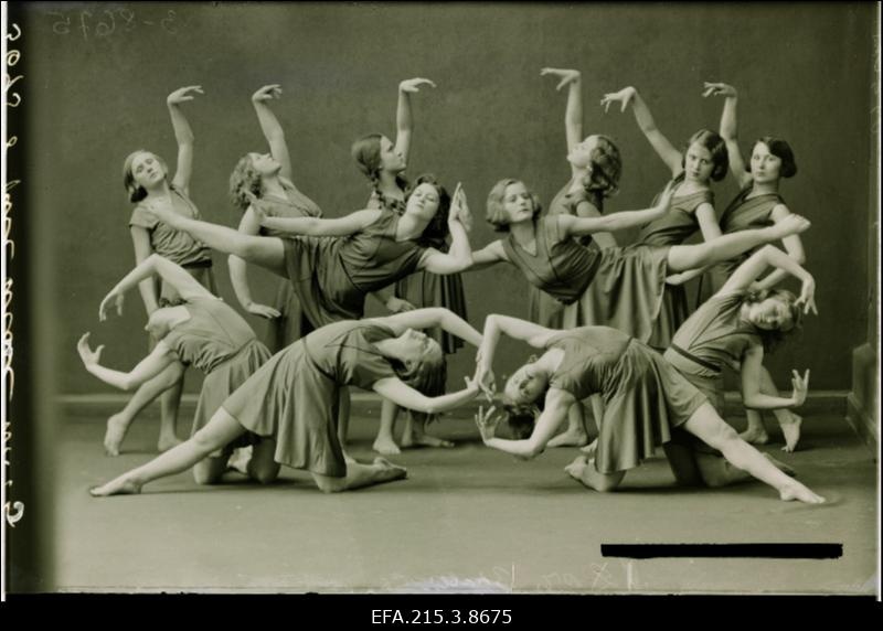 Ida Urbeli poolt loodud ja tema juhendamisel töötanud karaktertantsurühma liikmed Viljandis.