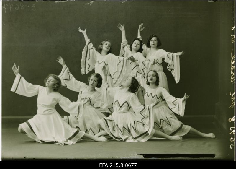 Ida Urbeli poolt loodud ja tema juhendamisel töötanud karaktertantsurühma liikmed Viljandis.