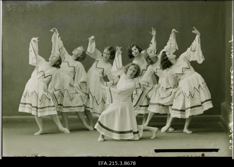 Ida Urbeli poolt loodud ja tema juhendamisel töötanud karaktertantsurühma liikmed Viljandis.