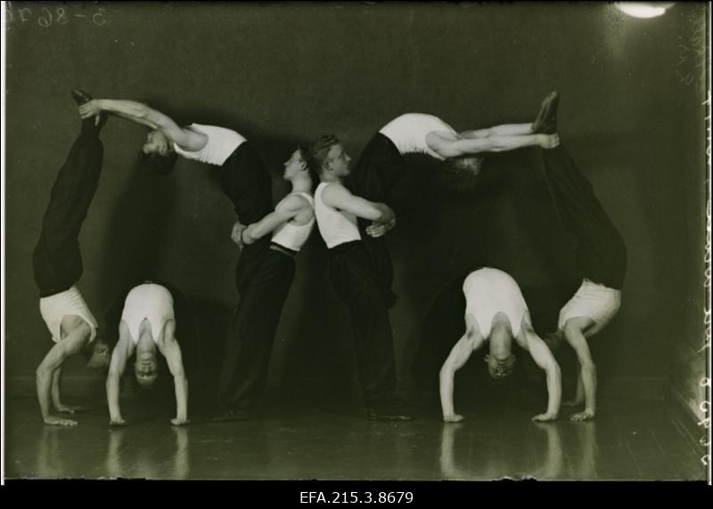 Ida Urbeli poolt loodud ja tema juhendamisel töötanud karaktertantsurühma liikmed Viljandis.