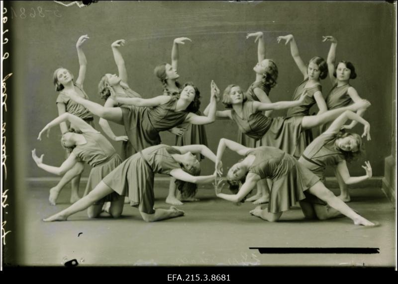 Ida Urbeli poolt loodud ja tema juhendamisel töötanud karaktertantsurühma liikmed Viljandis.