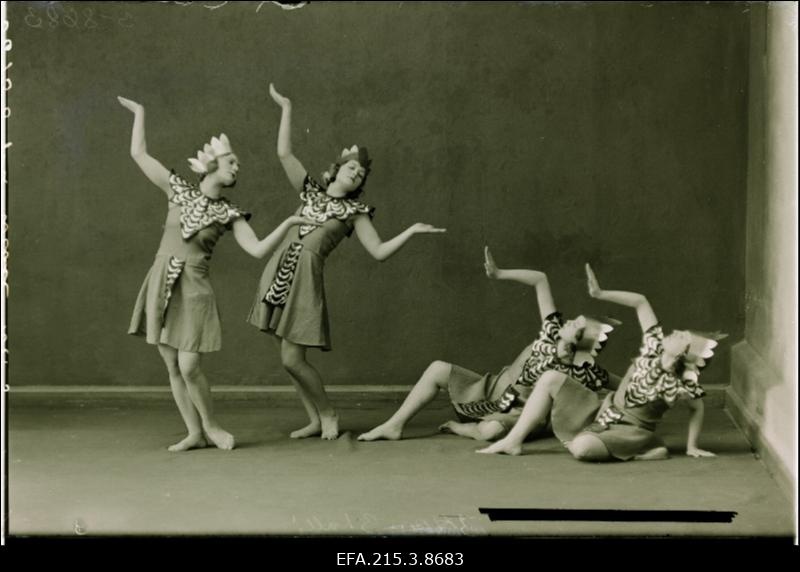 Ida Urbeli poolt loodud ja tema juhendamisel töötanud karaktertantsurühma liikmed Viljandis.