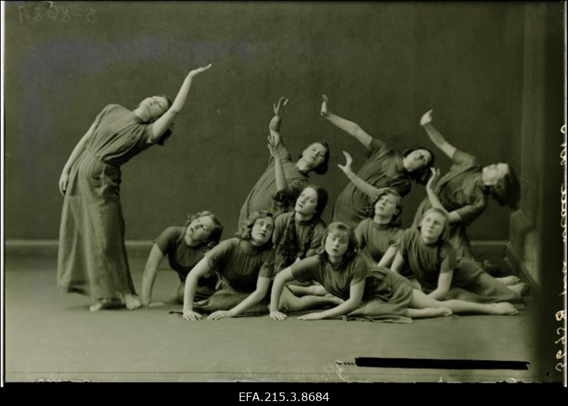 Ida Urbeli poolt loodud ja tema juhendamisel töötanud karaktertantsurühma liikmed Viljandis.