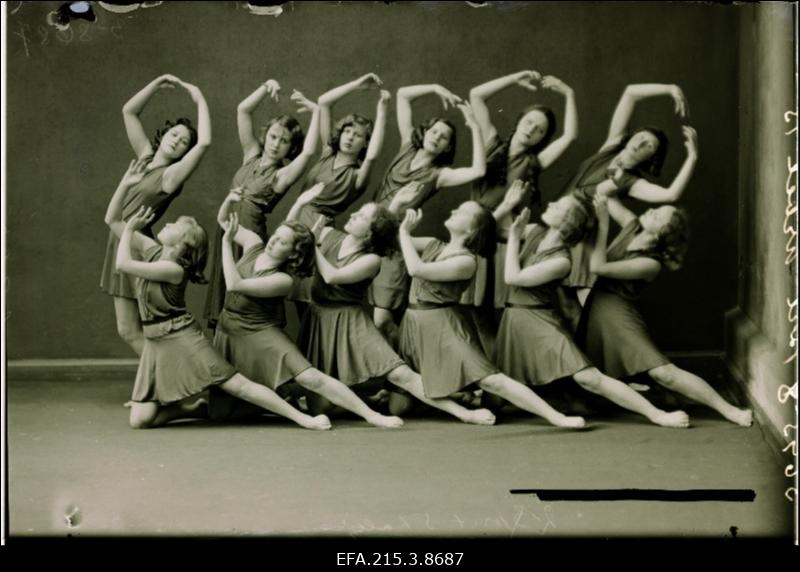 Ida Urbeli poolt loodud ja tema juhendamisel töötanud karaktertantsurühma liikmed Viljandis.