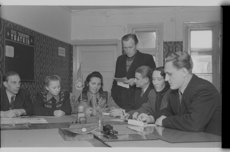 Tartu Rajooni Tarbijate Kooperatiivi(?) töötajad laua ümber