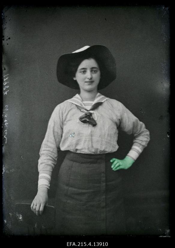 Noor naine, (Karksi mõis, Arnold Nockur).