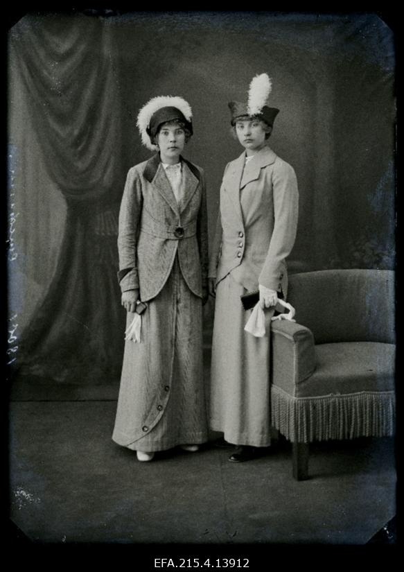 Kaks naist, (foto tellija Stefani).