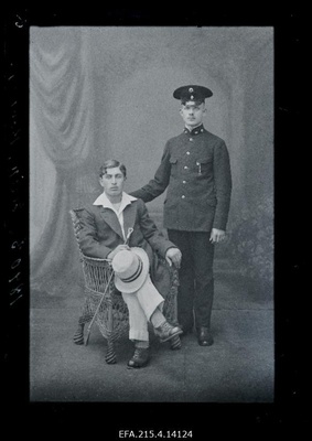 Eerits (istub) ja Konkas.  similar photo