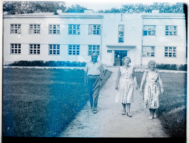 Edveelie Mänd külalistega Kaali kooli ees