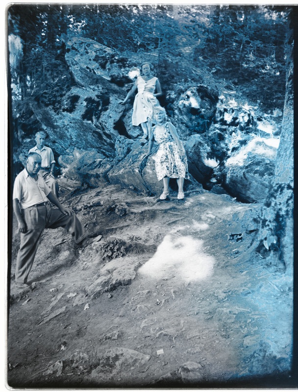 Harald ja Edveelie Mänd külalistega Kaali kraatris