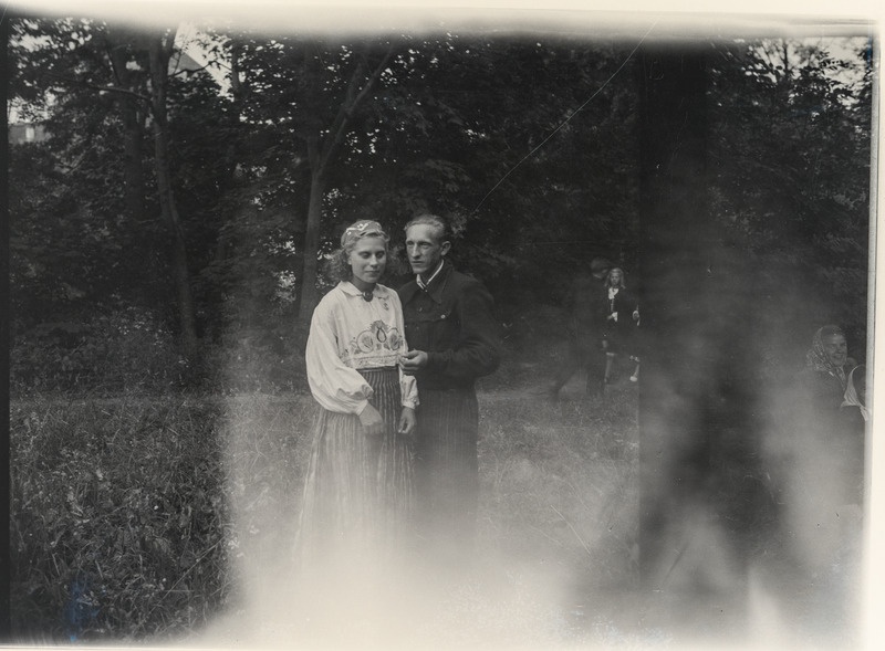 Saaremaa laulupäev Kuressaare lossihoovis: noormees ja neiu