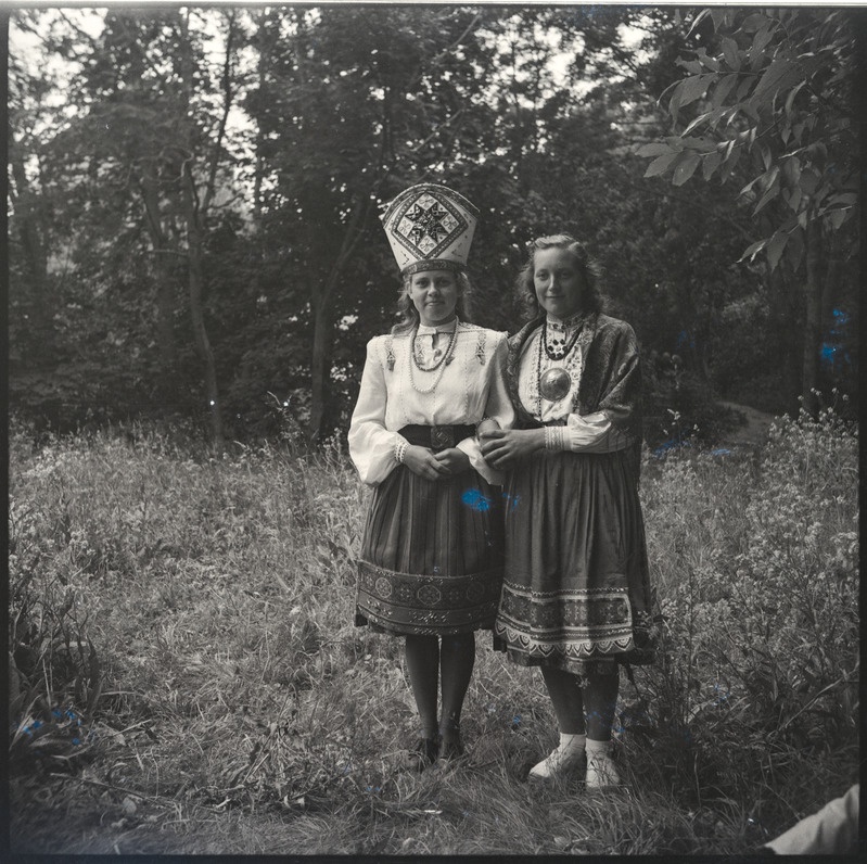 Saaremaa laulupäev Kuressaare lossihoovis: Muhu rahvariietes neiud