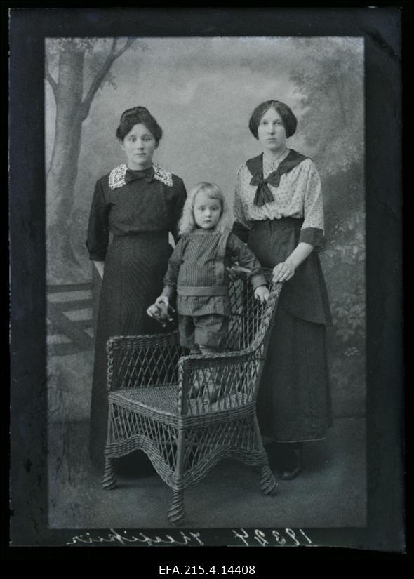 Kaks naist lapsega, (foto tellija Kesebier).