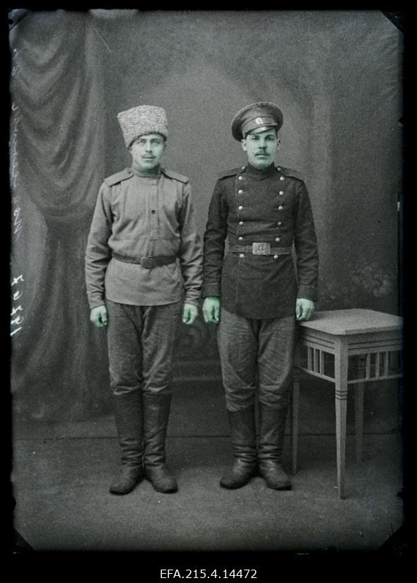 Kaks sõjaväelast, (foto tellija Podosenoff [Podosenov]).