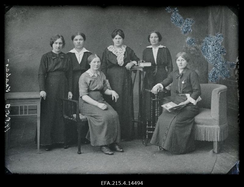Grupp naisi, (foto tellija Saabas).