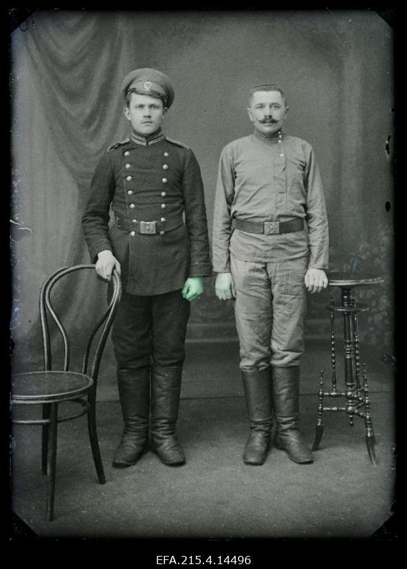 Kaks sõjaväelast, (foto tellija Gukoff [Gukov]).