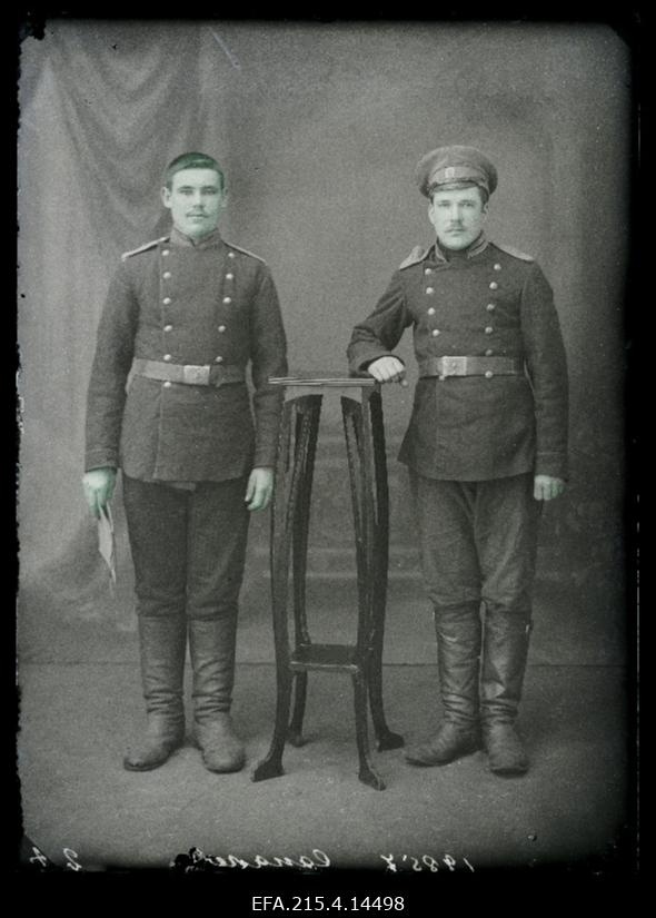 Kaks sõjaväelast, (foto tellija Sapaleff [Sapalev]).