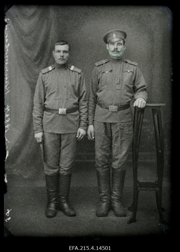 Kaks sõjaväelast, (foto tellija Krõntowski [Krintovski]).