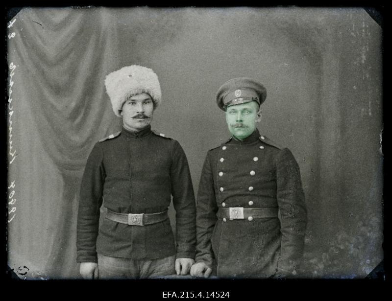 Kaks sõjaväelast, (foto tellija Kischkin [Kiškin]).