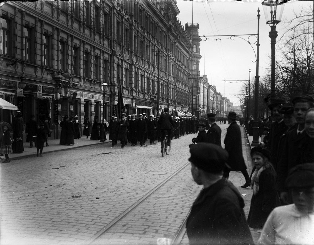 Studenter som paraderar längs Norra Esplanaden. (1890-1910)