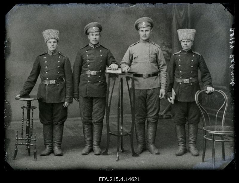 Grupp sõjaväelasi, (foto tellija Garich).
