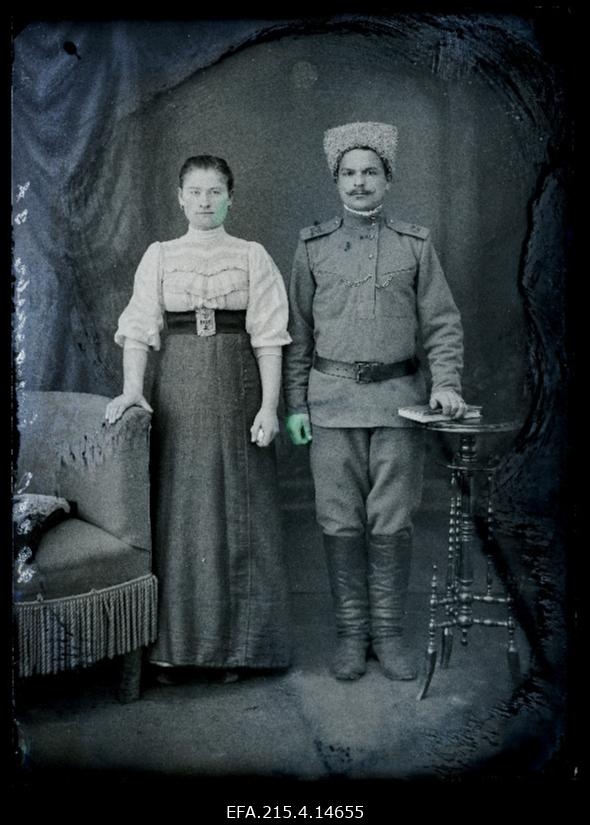 Sõjaväelane Bondereff (Bonderev) naisega.
