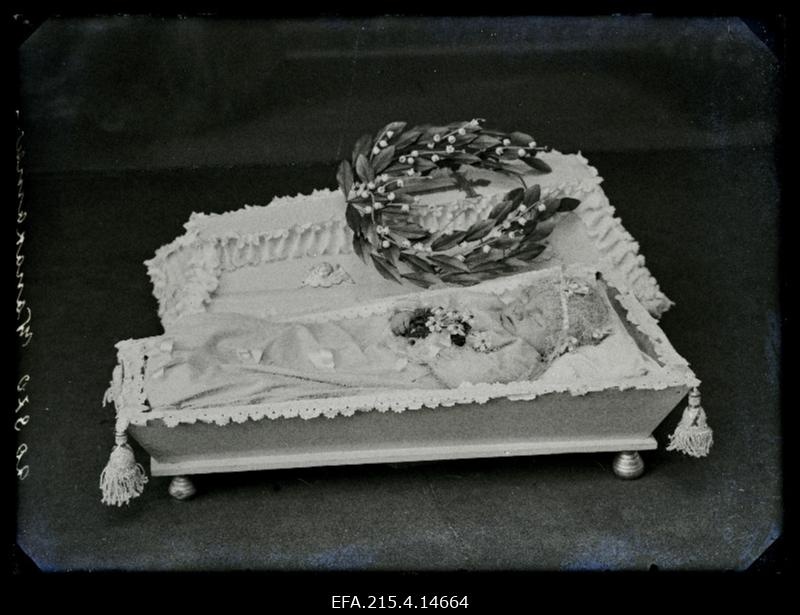 Lapse põrm kirstus, (foto tellija Wanakamar [Vanakamar]).