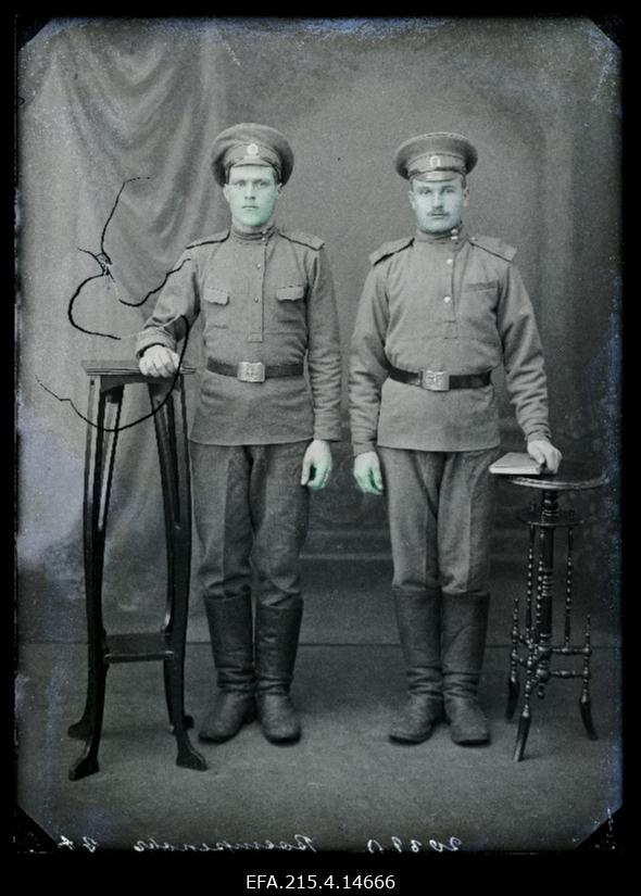 Kaks sõjaväelast, (foto tellija Wostrekoff [Vostrekov]).
