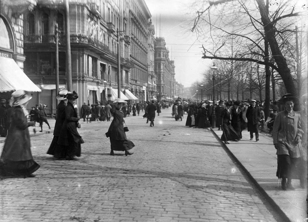 Kvinnor på Norra Esplanaden. (1890-1910)