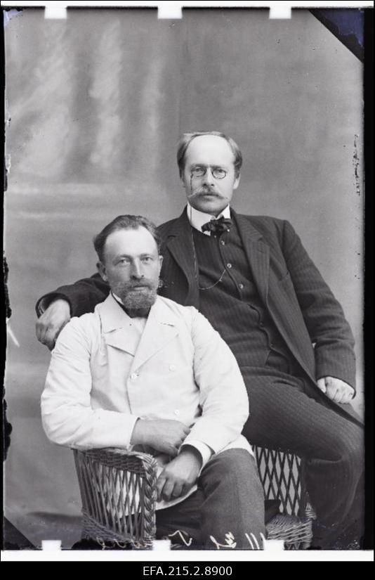Kaks meest, (foto tellija Taewere [Taevere] Olustverest).