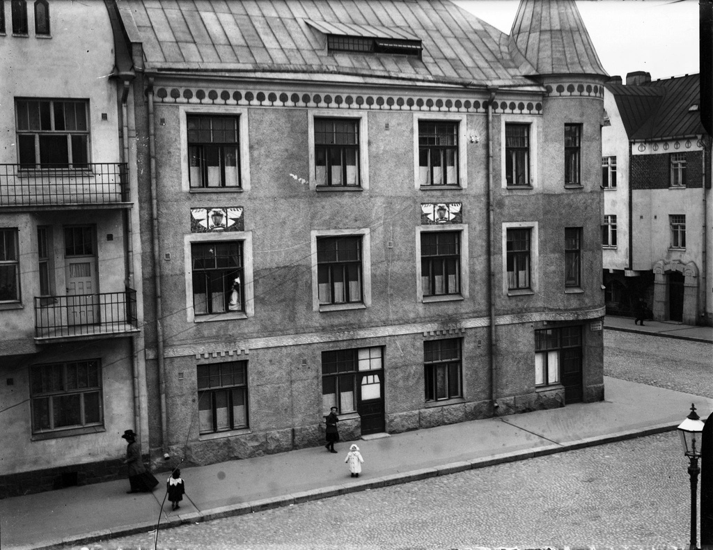 Hus vid hörnet av Villagatan och Petersgatan. (1890-1910)
