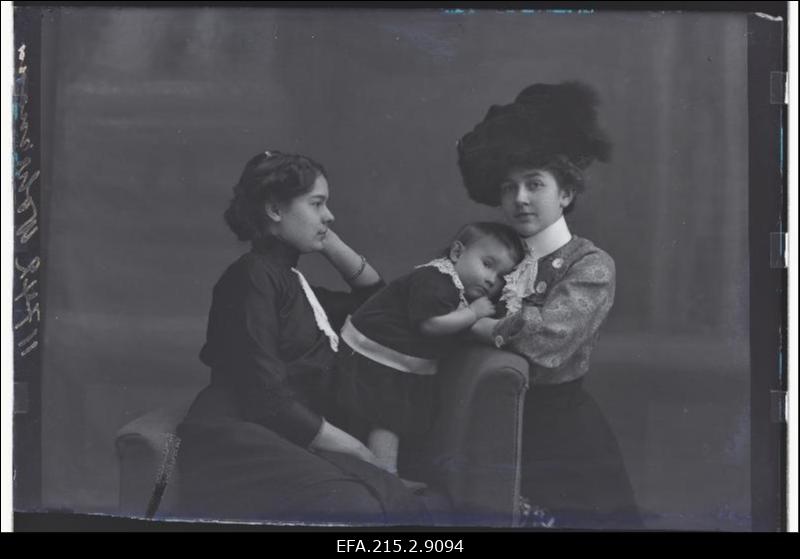 Kaks naist lapsega, (foto tellija Wohrmann [Vohrmann, Voormann]).