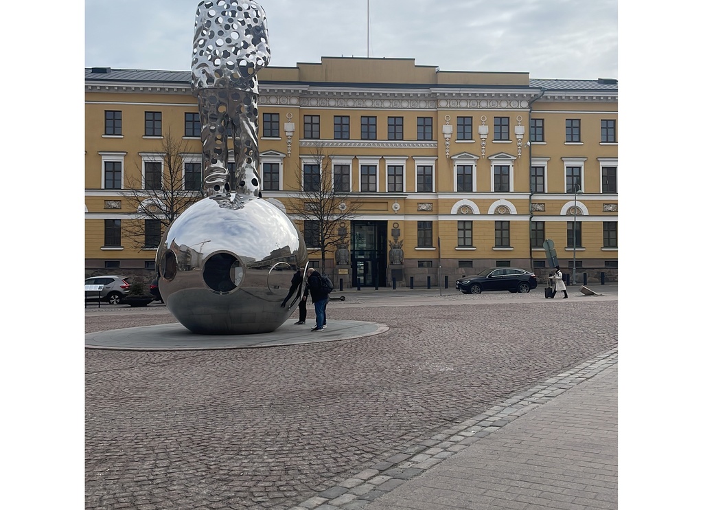 Carl Ludvig Engelin suunnittelema 1822 valmistunut Kaartin kasarmi Kasarmitorilla kuvattuna suoraan edesä. rephoto