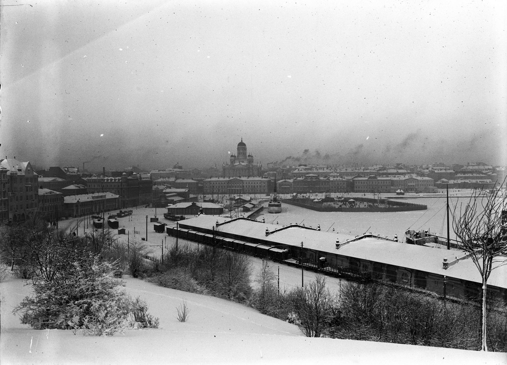 Vy från Observatoriebacken mot domkyrkan. (1890-1910)