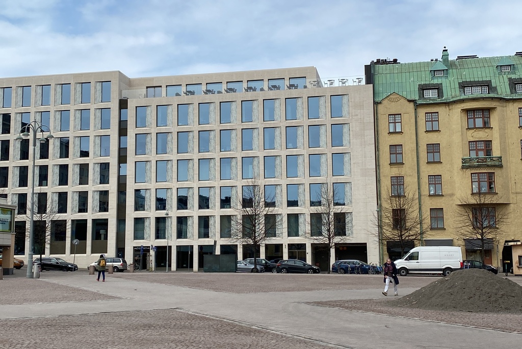 Pohjoinen Makasiinikatu 9. Arkkitehti Hely Ijäs, 1969. Vasemmalla Pohjoinen Makasiinikatu 11 ja oikealla Pohjoinen Makasiinikatu 7. City-inventointi. rephoto